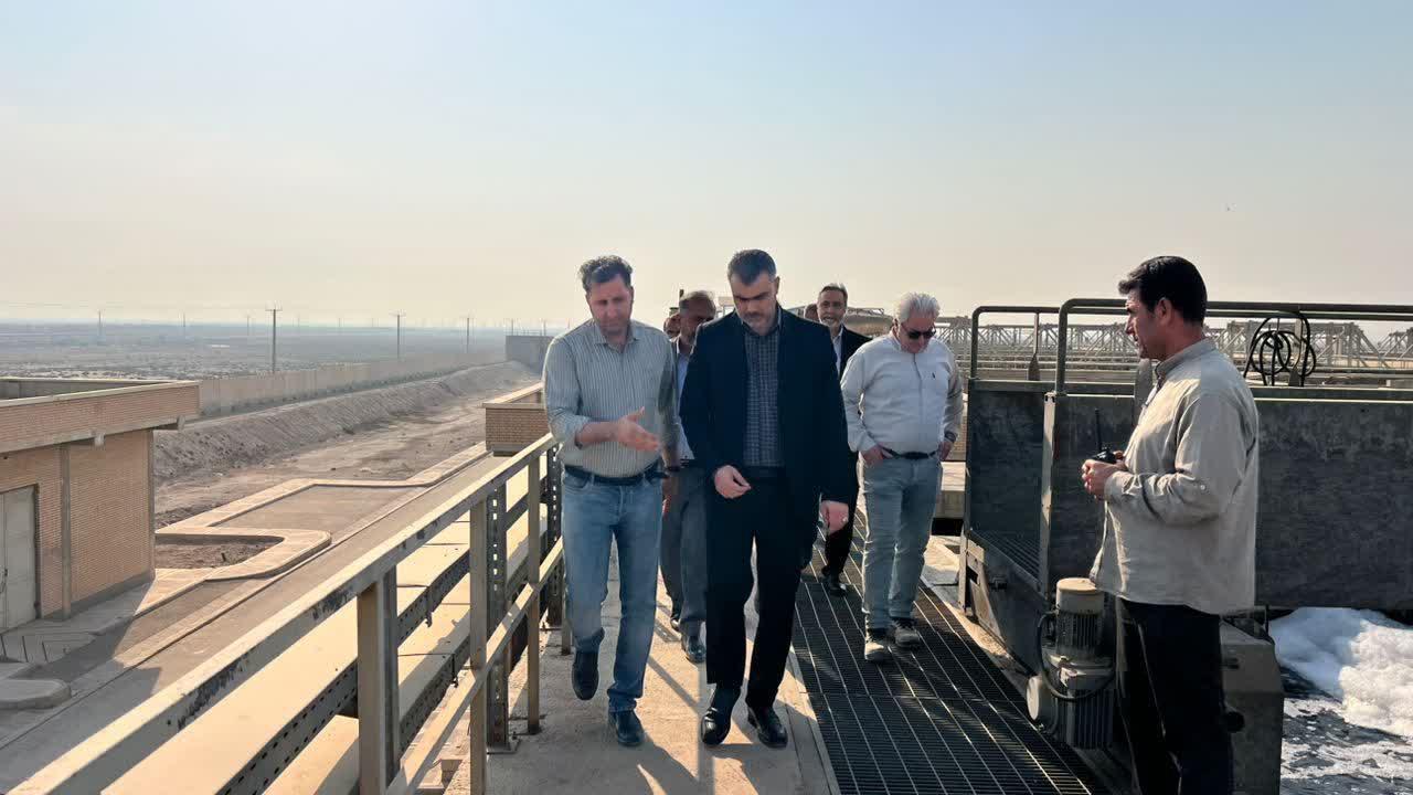 بازدید مدیرعامل شرکت آب و فاضلاب اهواز از تصفیه‌خانه فاضلاب شرق1